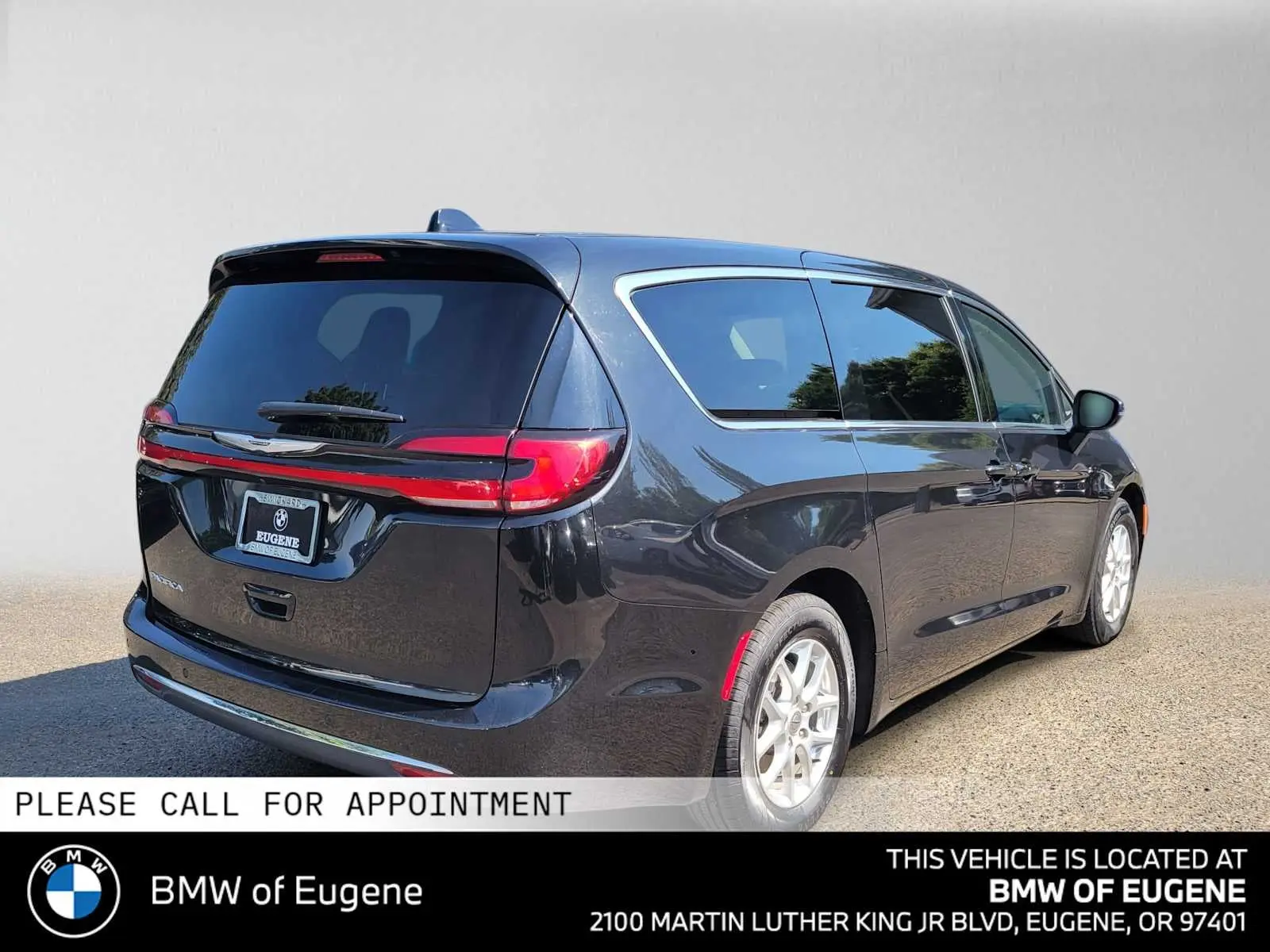 2023 Chrysler Pacifica Touring L photo 3