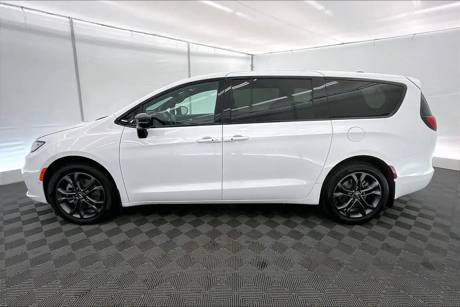 2026 Chrysler Pacifica Select AWD photo 3