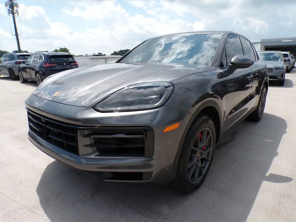 2024 Porsche Cayenne S photo 3