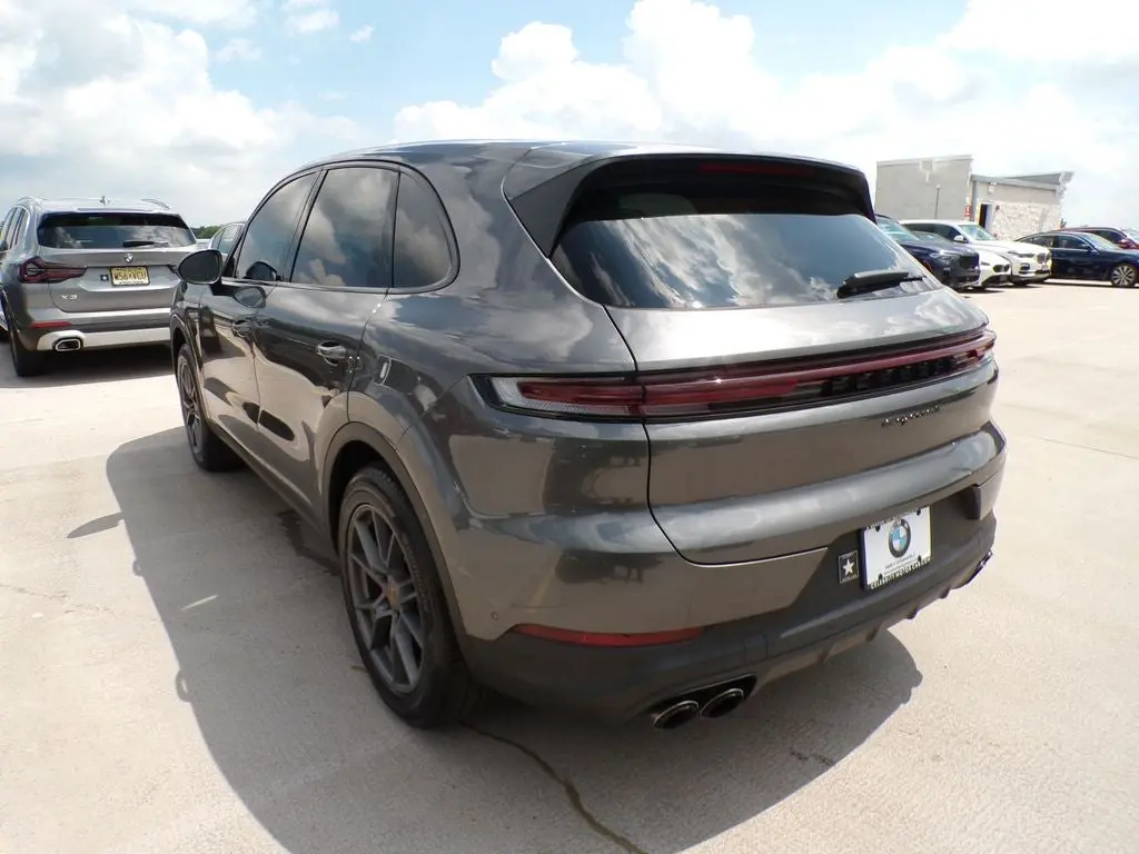 2024 Porsche Cayenne S photo 4