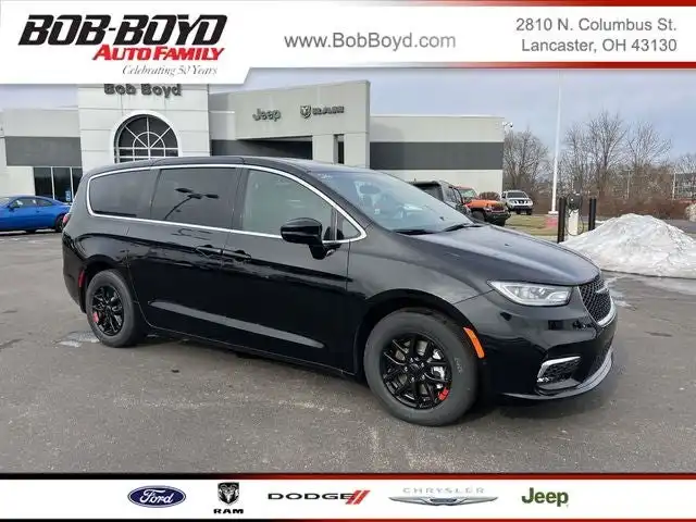 2026 Chrysler Pacifica Select's photo