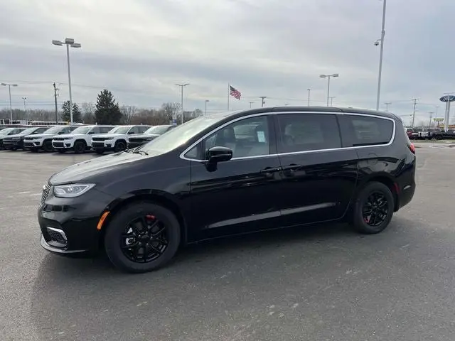 2026 Chrysler Pacifica Select photo 3