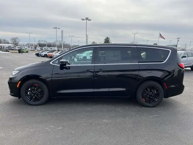 2026 Chrysler Pacifica Select photo 4