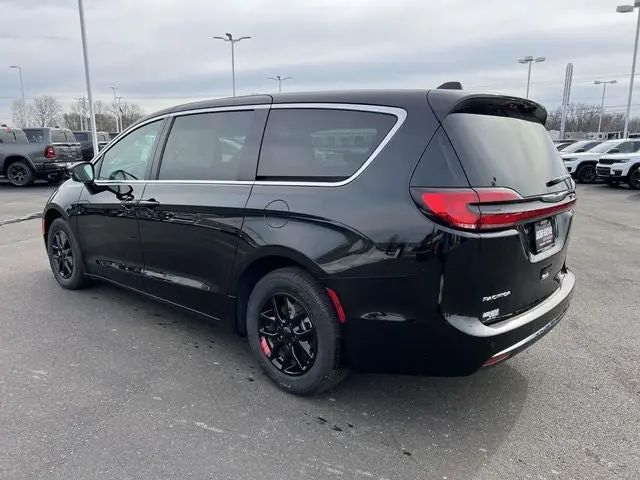 2026 Chrysler Pacifica Select photo 5
