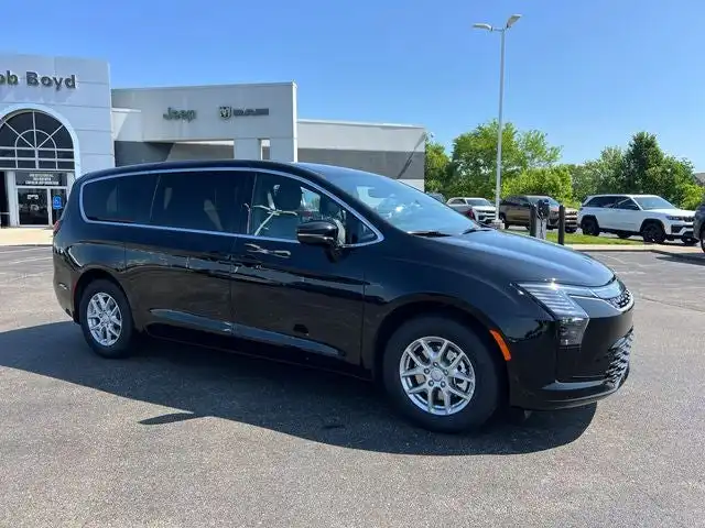 2027 Chrysler Pacifica Select's photo