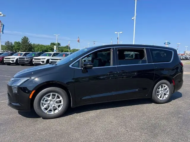 2027 Chrysler Pacifica Select photo 3