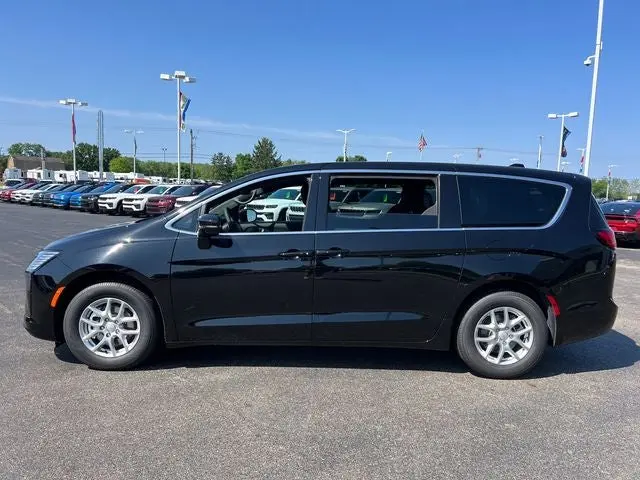 2027 Chrysler Pacifica Select photo 4