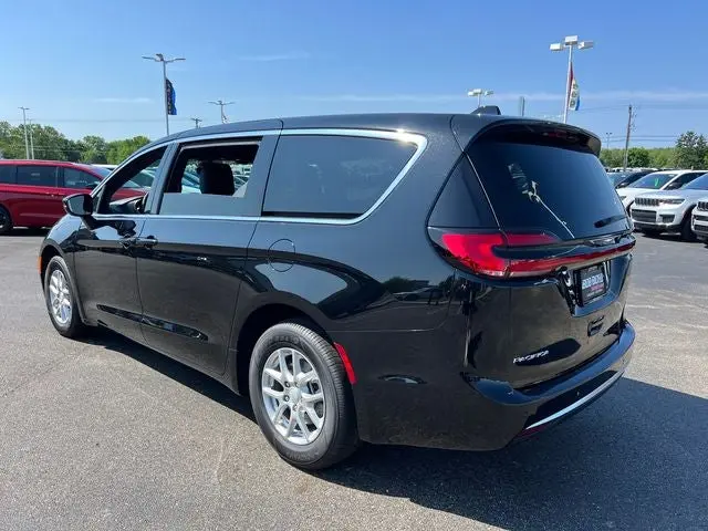 2027 Chrysler Pacifica Select photo 5
