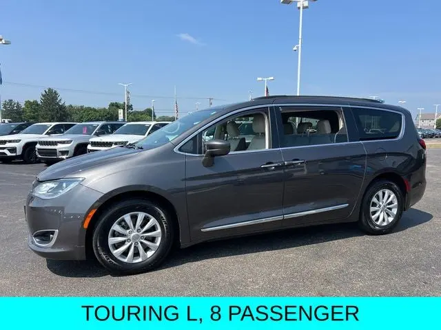 2017 Chrysler Pacifica Touring-L photo 3