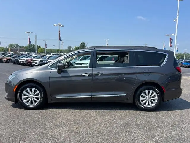 2017 Chrysler Pacifica Touring-L photo 4