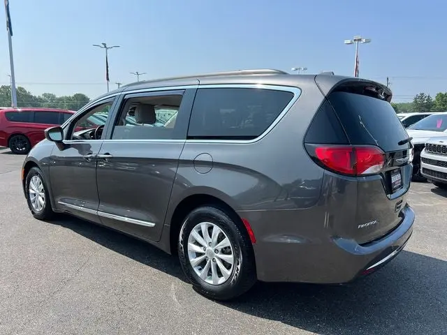 2017 Chrysler Pacifica Touring-L photo 5