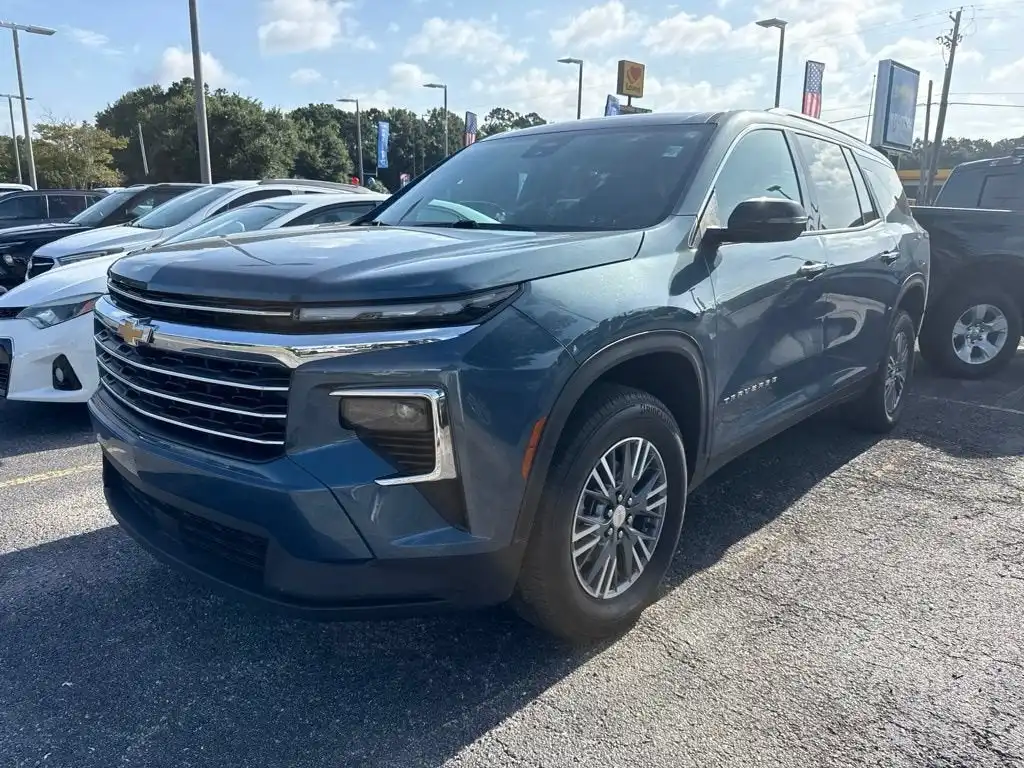 2025 Chevrolet Traverse FWD LT's photo