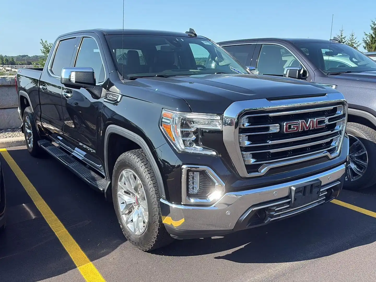 2020 GMC Sierra 4WD Crew Cab Short Box SLT's photo