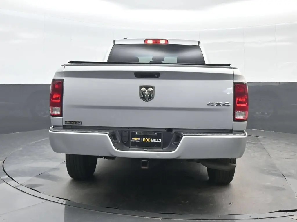 2018 RAM 1500 Express 4x4 Quad Cab 6'4 photo 5