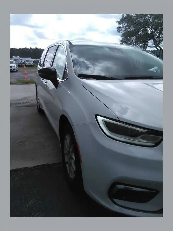 2024 Chrysler Pacifica Touring L's photo