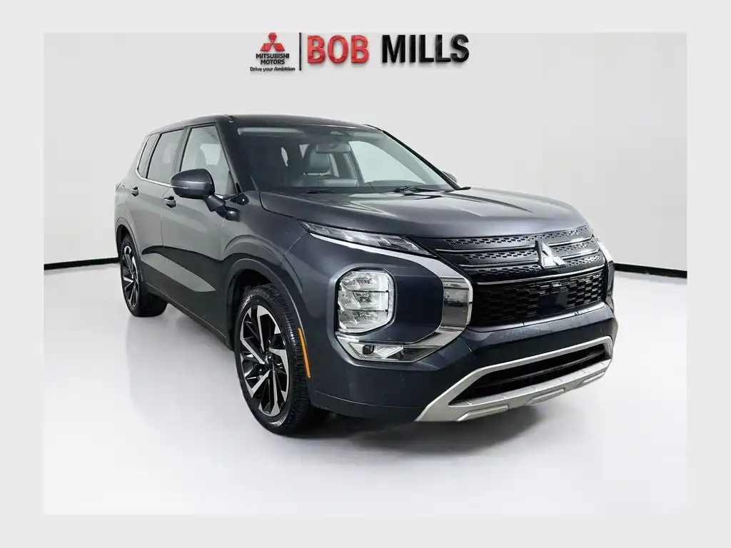 2024 Mitsubishi Outlander SE 2WD's photo