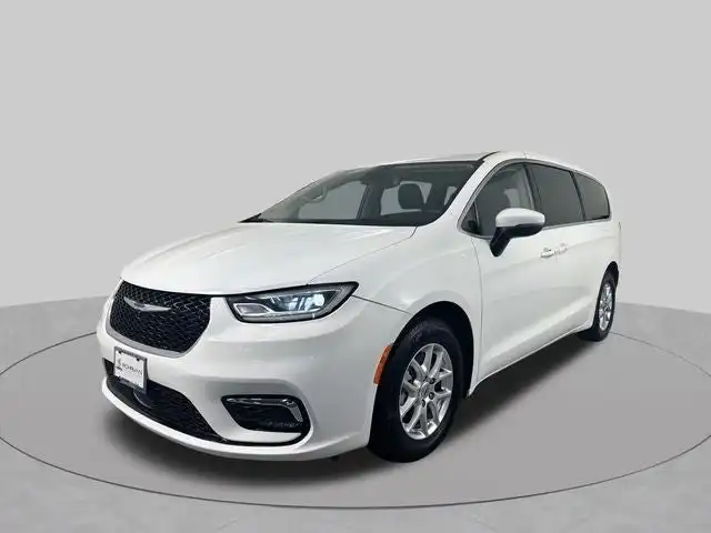 2023 Chrysler Pacifica Touring L's photo