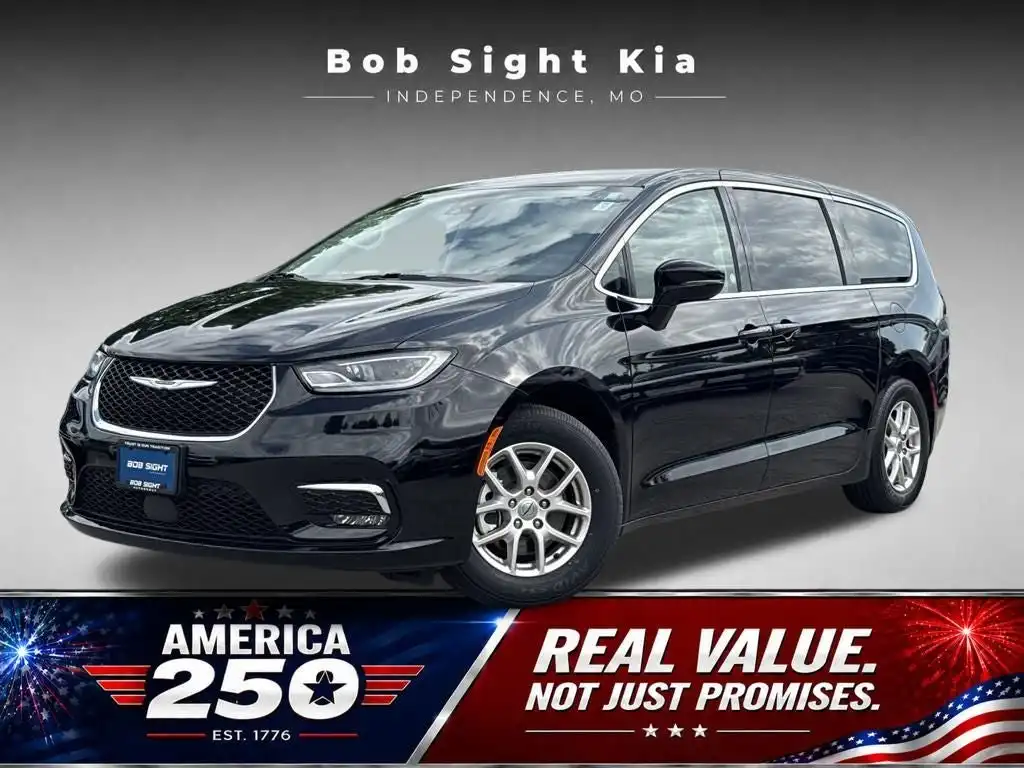 2024 Chrysler Pacifica Touring L's photo