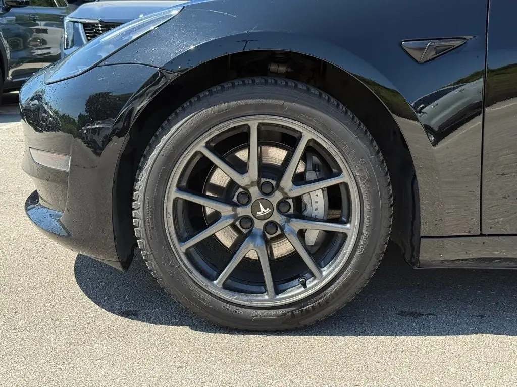 2021 Tesla Model 3 Standard Range Plus photo 5