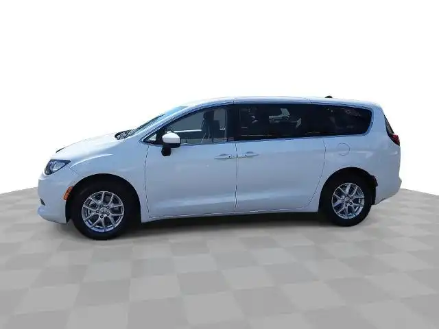 2022 Chrysler Voyager LX's photo