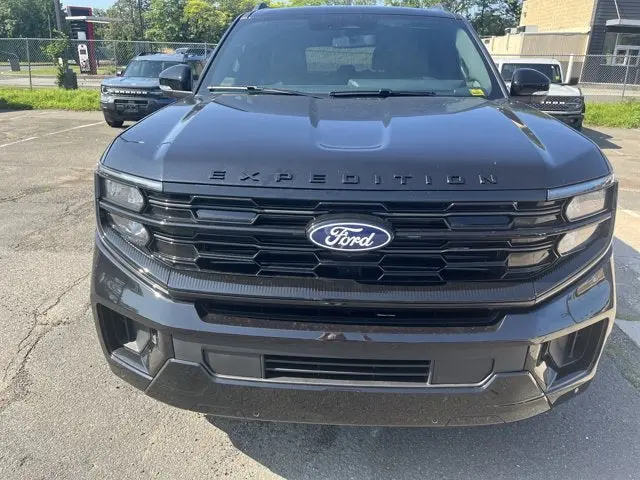 2027 Ford Expedition Platinum MAX 4x4 photo 3