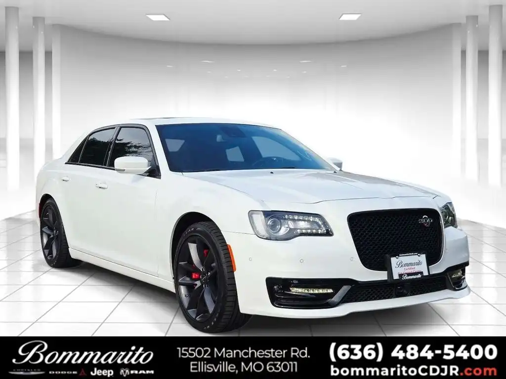 2023 Chrysler 300 C's photo