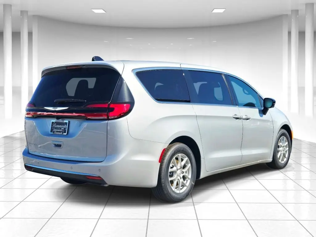2026 Chrysler Pacifica Select photo 3