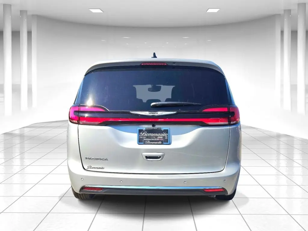 2026 Chrysler Pacifica Select photo 4