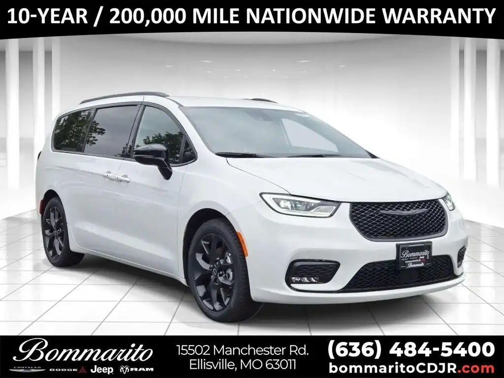 2026 Chrysler Pacifica Select's photo
