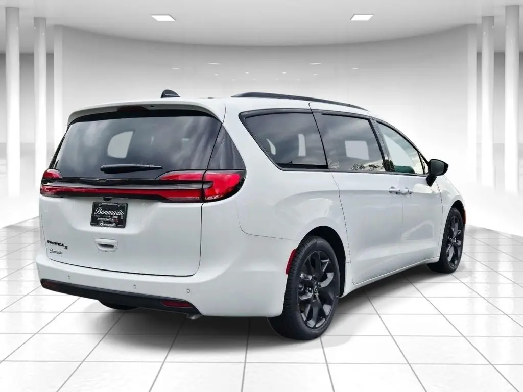2026 Chrysler Pacifica Select photo 3
