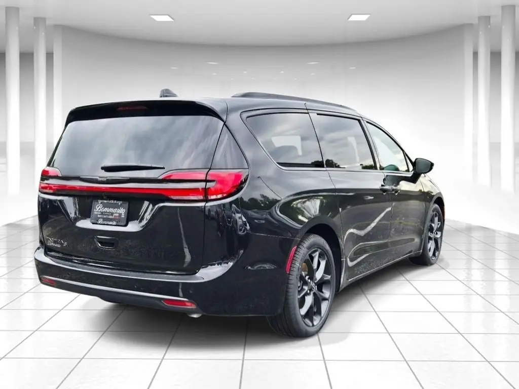 2026 Chrysler Pacifica Select photo 3