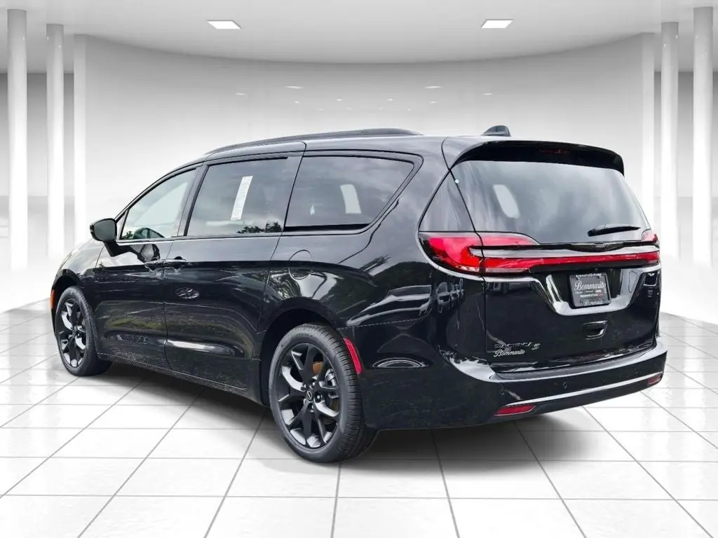2026 Chrysler Pacifica Select photo 5