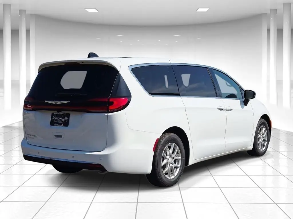 2026 Chrysler Pacifica Select photo 3
