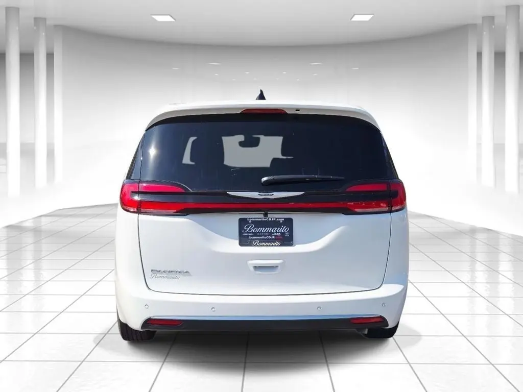 2026 Chrysler Pacifica Select photo 4