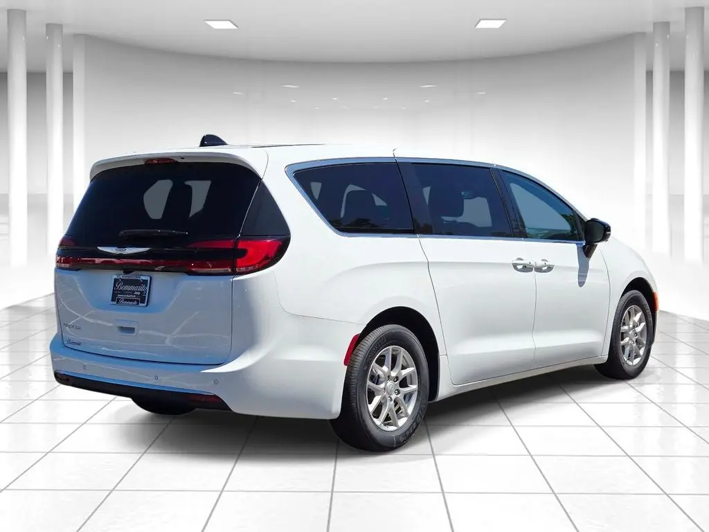 2026 Chrysler Pacifica Select photo 3