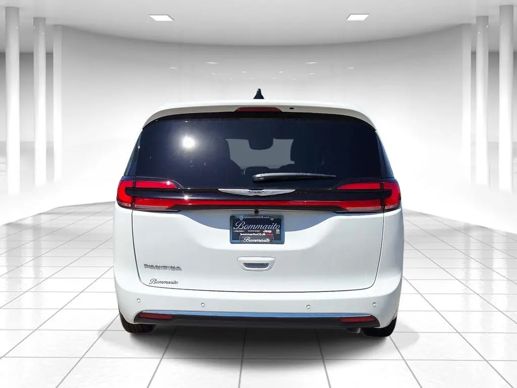 2026 Chrysler Pacifica Select photo 4