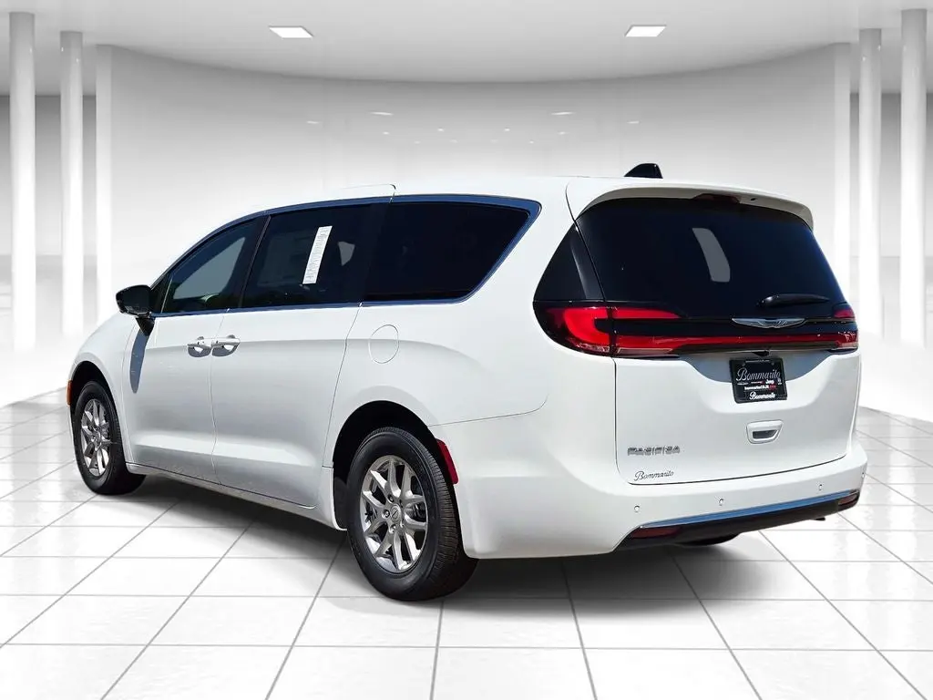 2026 Chrysler Pacifica Select photo 5
