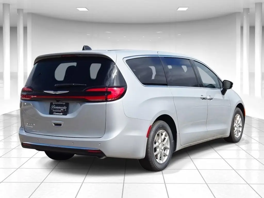 2026 Chrysler Pacifica Select photo 3