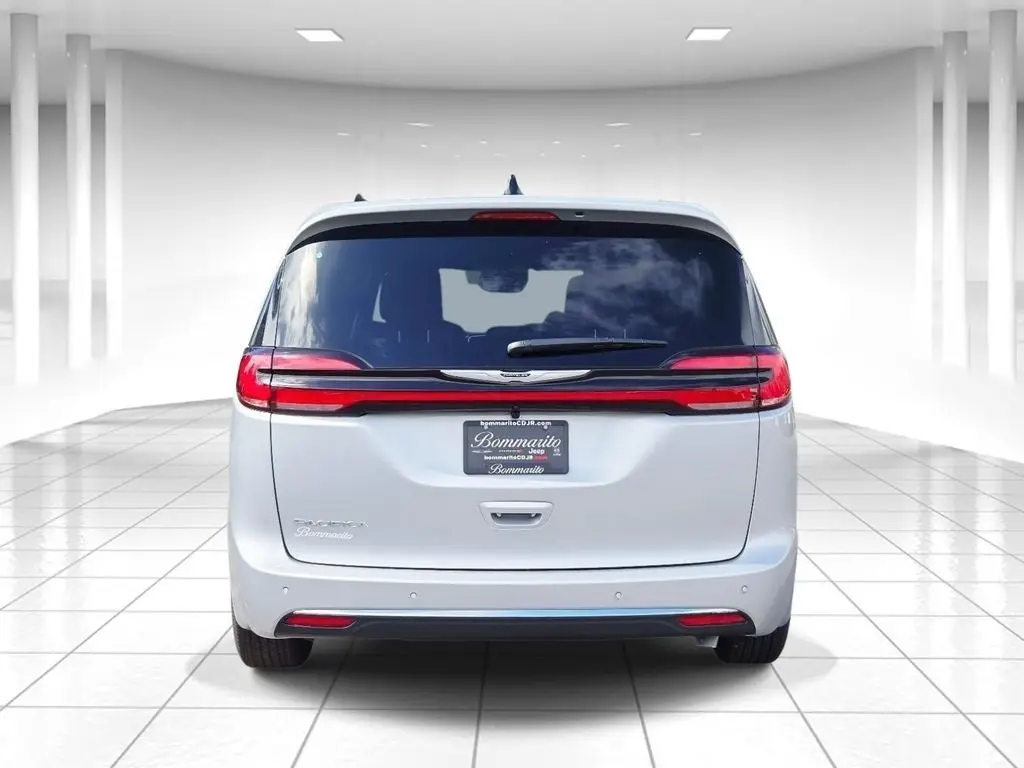 2026 Chrysler Pacifica Select photo 4
