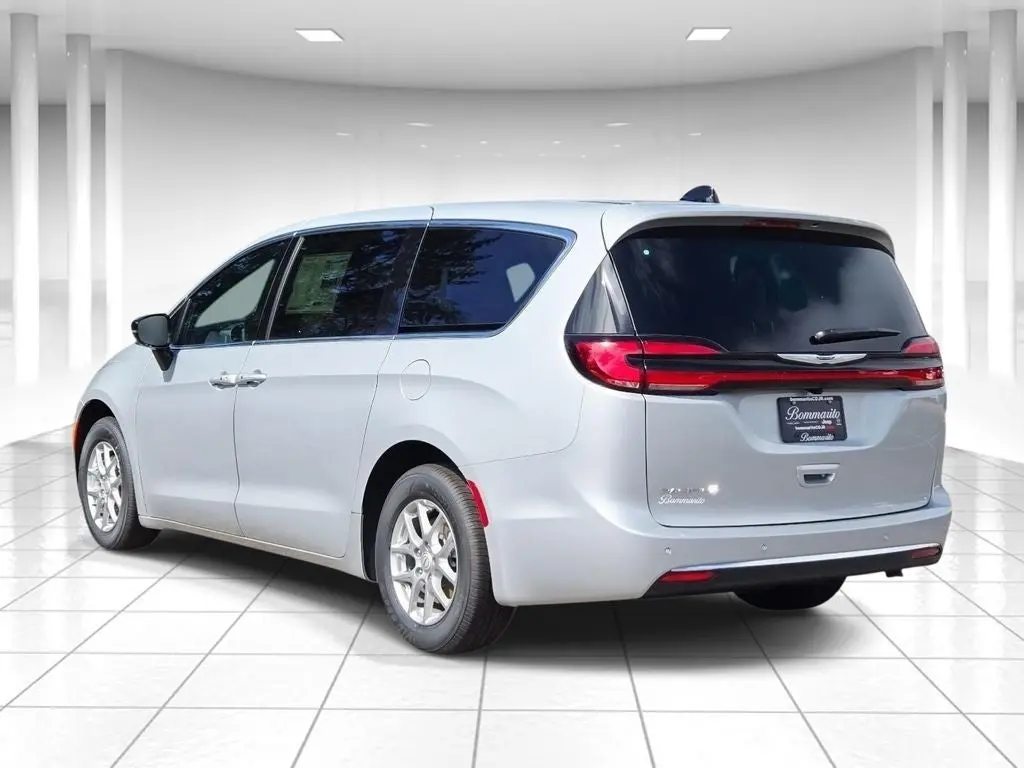 2026 Chrysler Pacifica Select photo 5