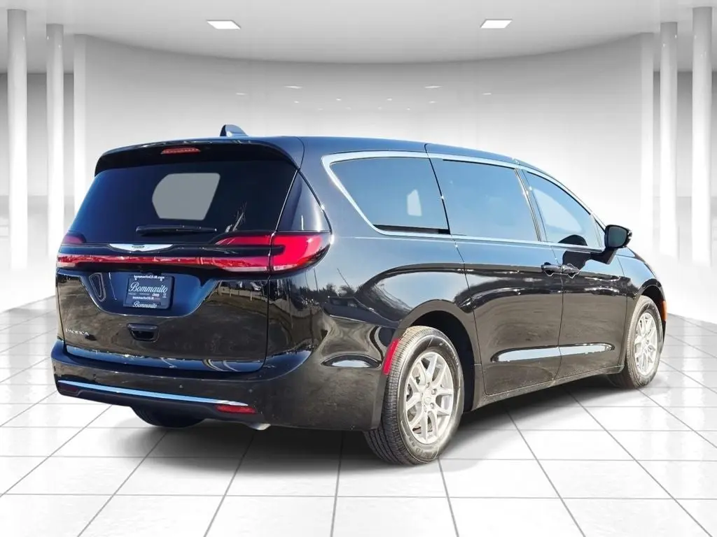 2026 Chrysler Pacifica Select photo 3