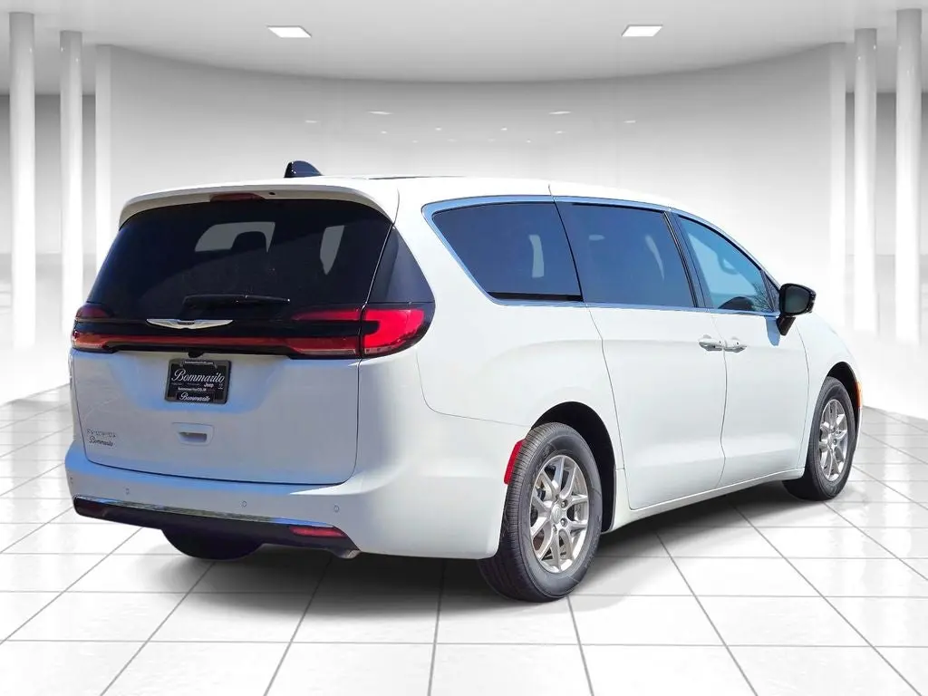 2026 Chrysler Pacifica Select photo 3