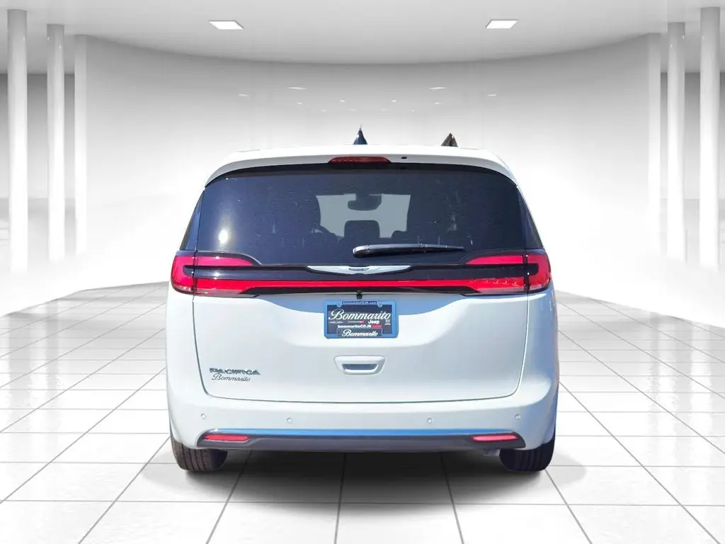 2026 Chrysler Pacifica Select photo 4