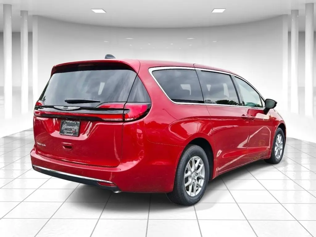 2026 Chrysler Pacifica Select photo 3