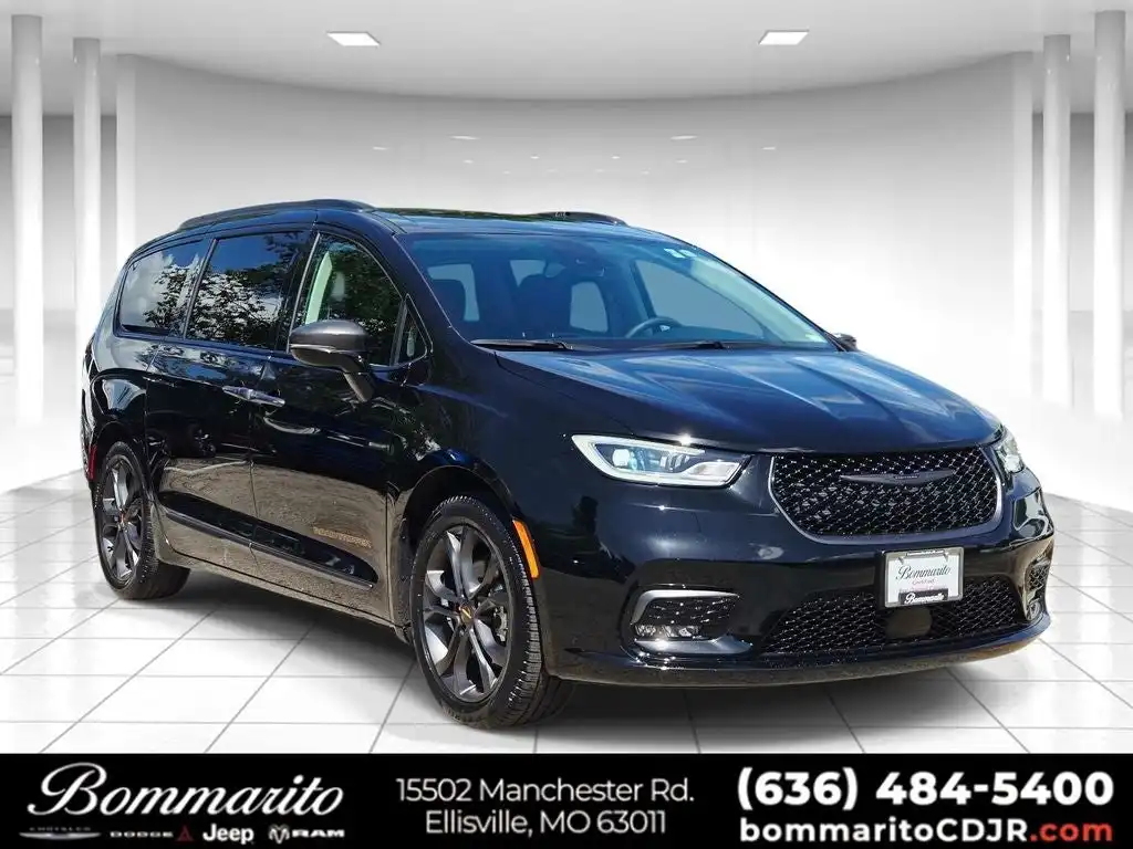 2024 Chrysler Pacifica Touring L's photo