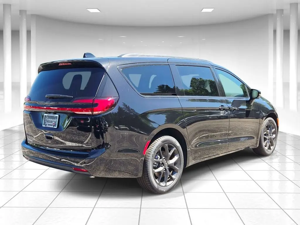 2026 Chrysler Pacifica Select AWD photo 3