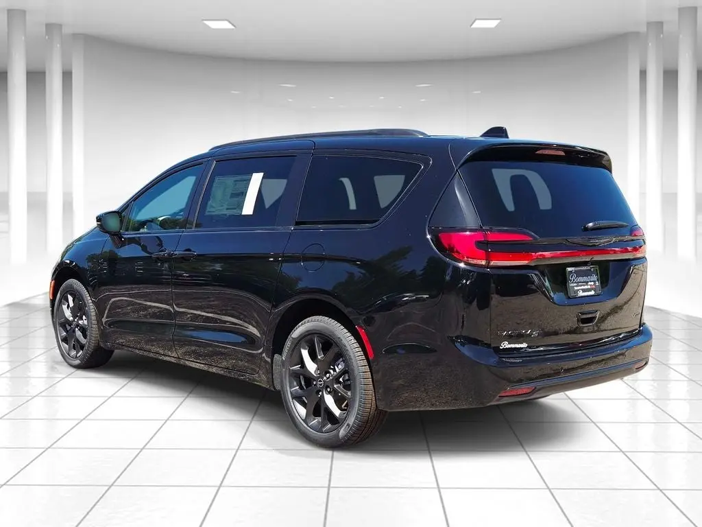 2026 Chrysler Pacifica Select AWD photo 5