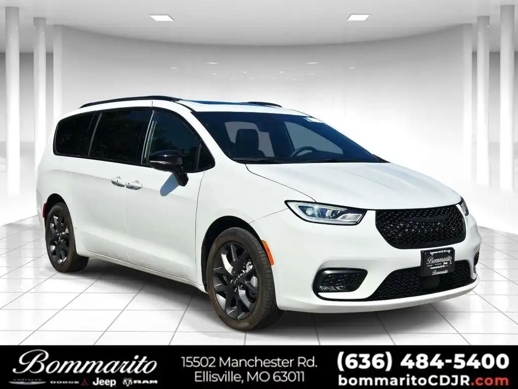 2024 Chrysler Pacifica Limited AWD's photo
