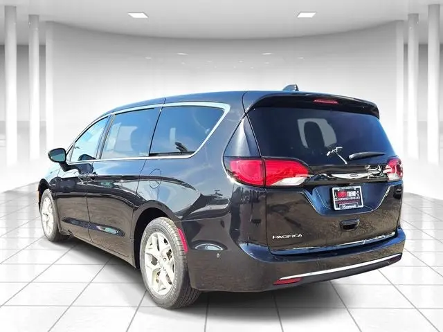 2019 Chrysler Pacifica Touring Plus photo 3