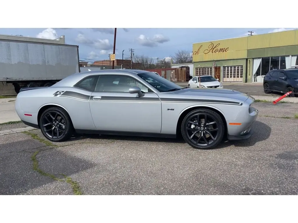 2023 Dodge Challenger R/T photo 4